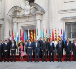 Encuentro con los Presidentes de las Comunidades y Ciudades Autónomas asistentes a la reunión de la V Conferencia de Presidentes. Fotografía de grupo 